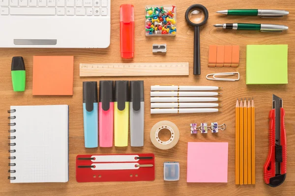 Material escolar de oficina en un escritorio — Foto de Stock