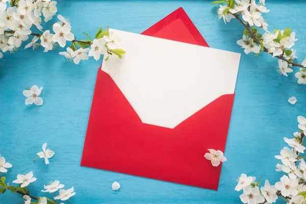 Flowers and envelope on wooden background — Stock Photo, Image