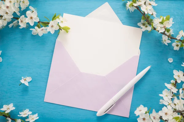 Flores, envelope e caneta — Fotografia de Stock