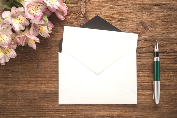 Flores, envelope e caneta — Fotografia de Stock