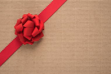 Dekoratif kırmızı kurdele ve yay