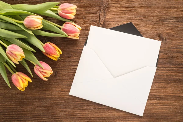 Bloemen en envelop — Stockfoto