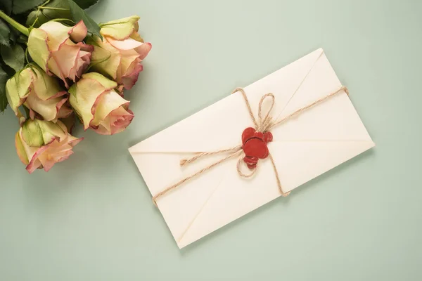 Blommor och kuvert — Stockfoto