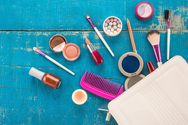 Bolsa de maquiagem bonita com cosméticos — Fotografia de Stock