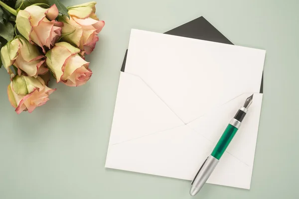 Flores, envelope e caneta — Fotografia de Stock