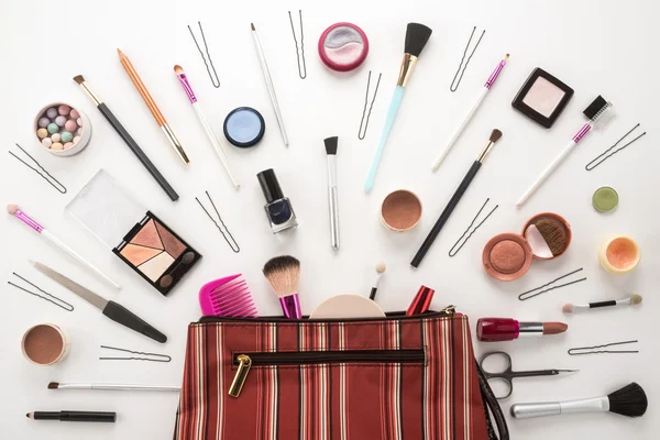 Hermosa bolsa de maquillaje con cosméticos —  Fotos de Stock