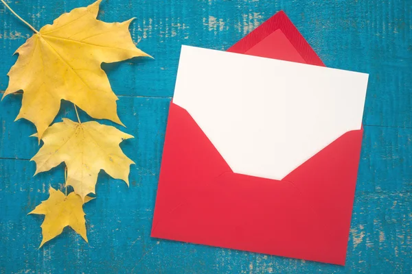 秋の紅葉の封筒 — ストック写真