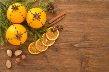 Ahşap arka planda noel süslemesi