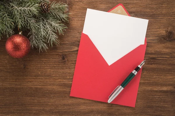 Envelope vermelho e caneta — Fotografia de Stock