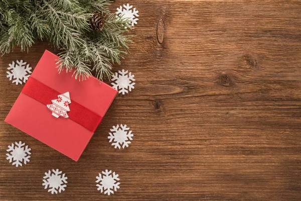 Fondo de vacaciones de Navidad con caja y copos de nieve —  Fotos de Stock