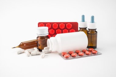 Beyaz arka planda tıbbi malzemeler