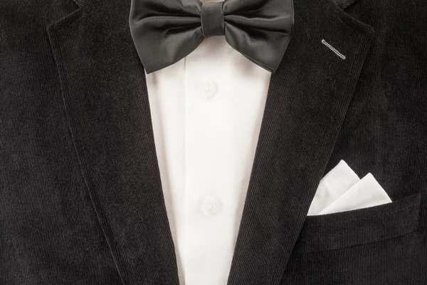 Мужской костюм, рубашка, бабочка и носовой платок — стоковое фото