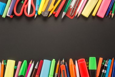 Siyah arka plan üzerine okul Kırtasiye