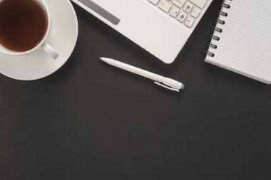 Çay bardağı ile ofis masaları