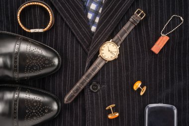 Karanlık bir arka plan üzerinde erkek aksesuarları