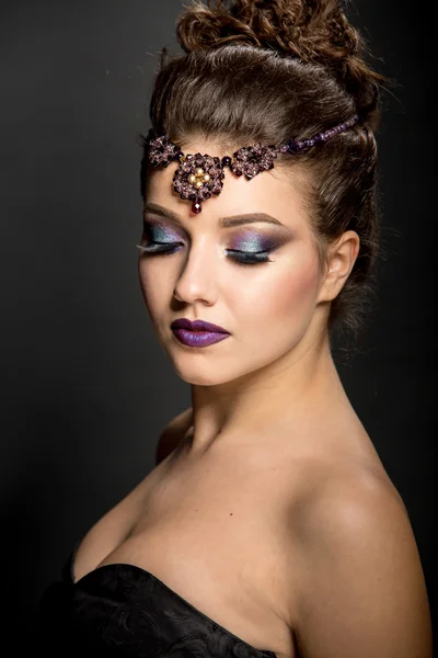 Retrato de mujer hermosa con maquillaje brillante — Foto de Stock