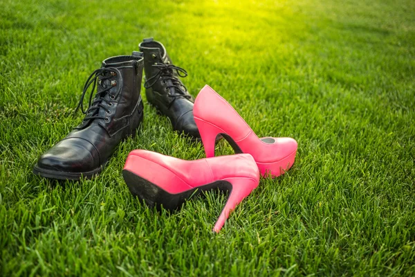 Schoenen van een man en een vrouw — Stockfoto