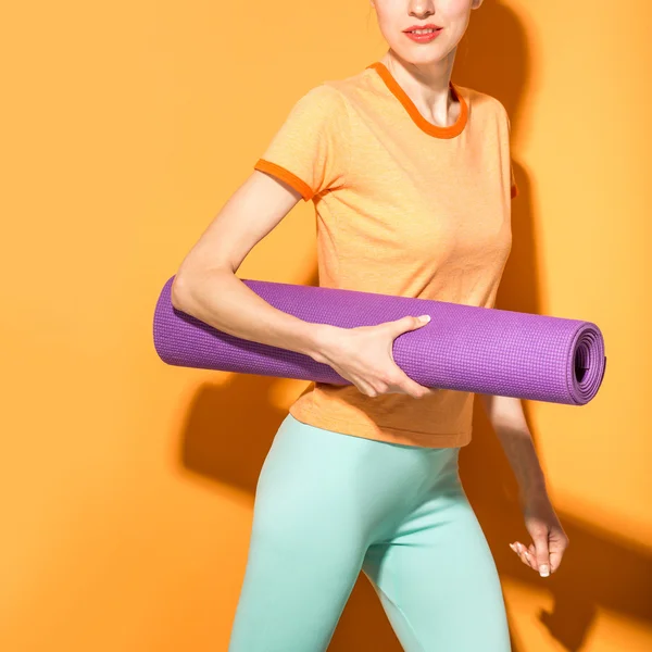Chica de yoga con una esterilla de yoga sobre — Foto de Stock