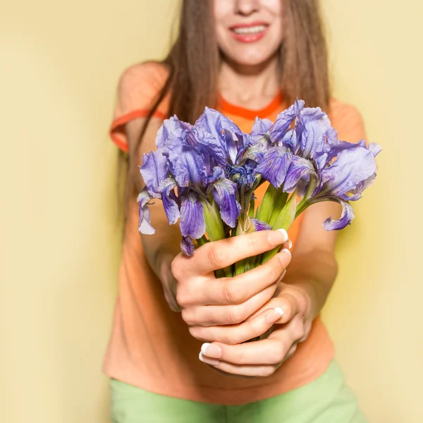 Junge Frau mit Frühlingsblumen — Stockfoto