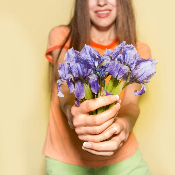 Jovem com flores de primavera — Fotografia de Stock