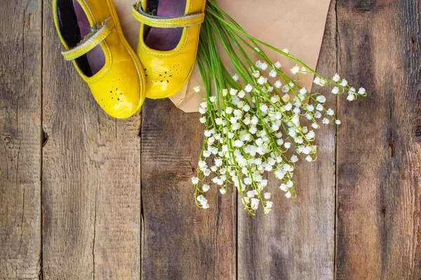 Jarní květiny dřevěné pozadí — Stock fotografie