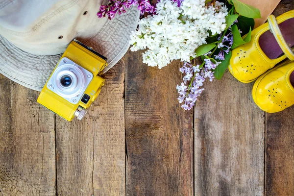 Fiori primaverili su sfondo di legno — Foto Stock