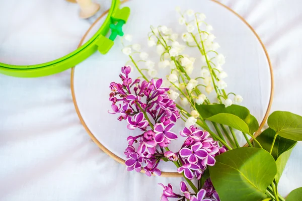 Frühlingsblumen als Stickerei über weißem Stoff — Stockfoto