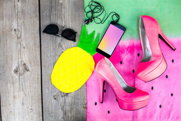 Аксессуары для женщин моды на ярком арбузном фоне
