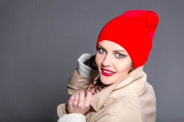 Şapka ve coatmakeup güzel kadın