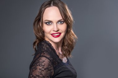 gri arka plan üzerine güzel bir kadın