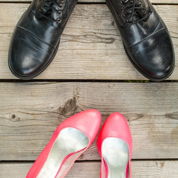 Homem e mulher sapatos sobre piso de madeira — Fotografia de Stock