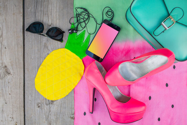 Аксессуары для женщин моды на ярком арбузном фоне
