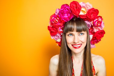 Şapkalı güzel bir kadın portresi