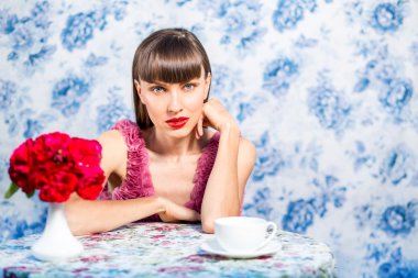 Mutlu kadın kahve veya çay içme