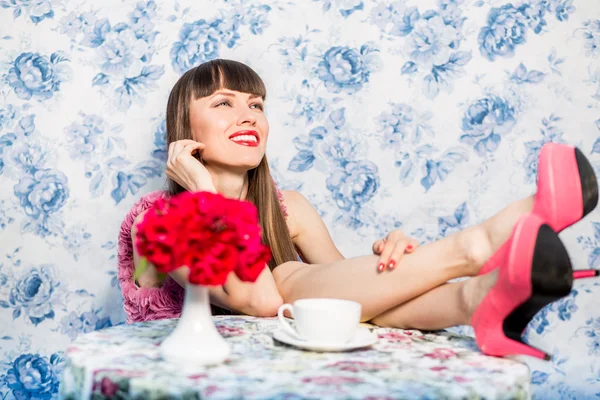 Gelukkige vrouw, drinken koffie of thee — Stockfoto