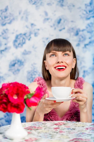 コーヒーやお茶を飲んで幸せな女 — ストック写真