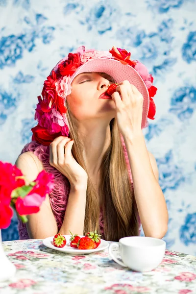 Moda mulher comendo morangos comida saudável usando chapéu — Fotografia de Stock