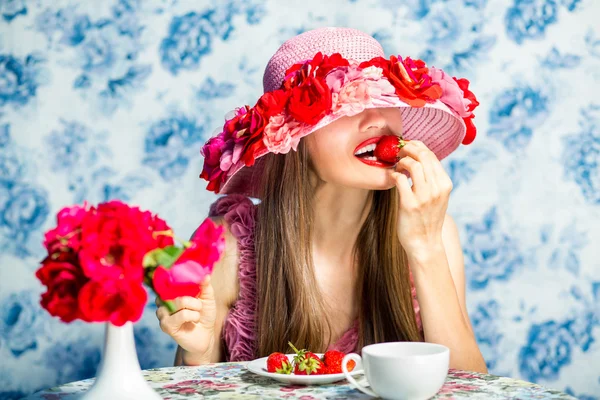 Модная женщина, питающаяся клубникой — стоковое фото