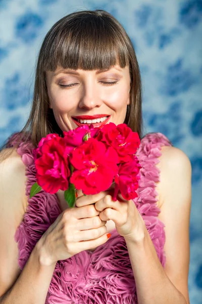 Vacker kvinna med blommor — Stockfoto