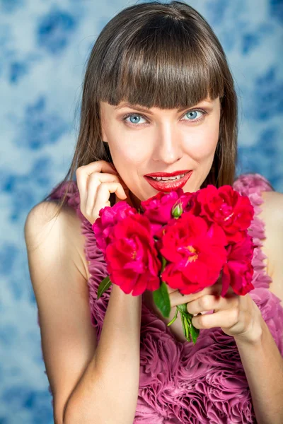 Mooie vrouw met bloemen — Stockfoto