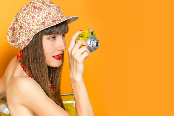 Beautiful travel woman with camera — Stock Photo, Image