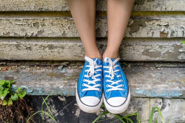 Yaz seyahat bacaklar antika arka plan üzerinde