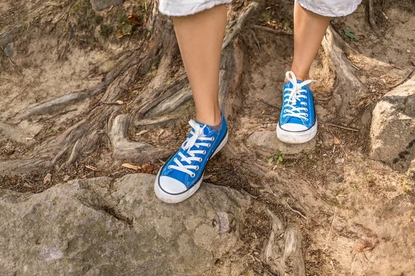 Літні туристичні ноги над вінтажним тлом — стокове фото