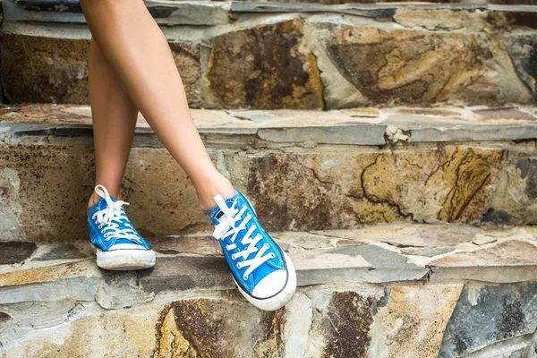 Yaz seyahat bacaklar antika arka plan üzerinde