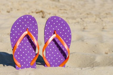 Sahilde parmak arası terlik.