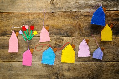 El yapımı küçük ahşap arka plan üzerinde evler