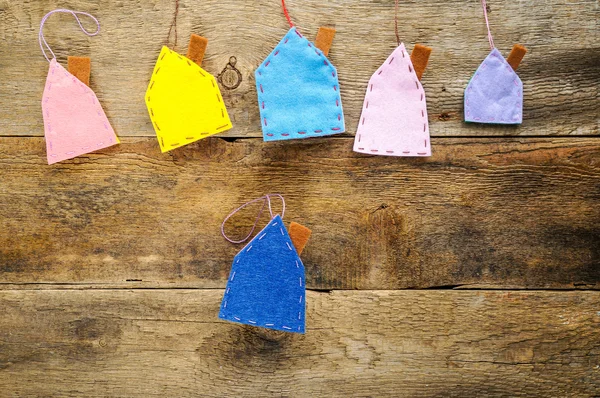 Pequeñas casas hechas a mano sobre fondo de madera —  Fotos de Stock