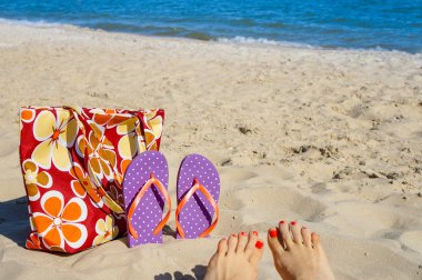 Sahilde parmak arası terlik.