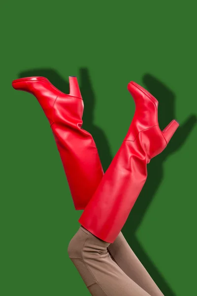 Höstens kvinna ben i röda stövlar — Stockfoto