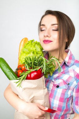 Taze organik bakkal ile güzel kadın